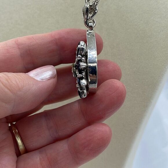 Sapphire CZ’ large flower pendant on a long 21” rope chain - Picture 5 of 10